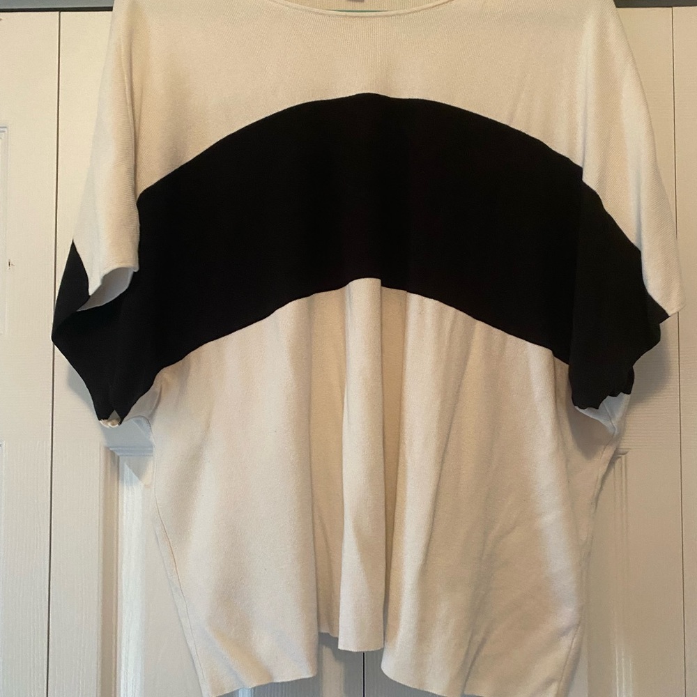 Vince Camuto Black and Cream Short Sleeve Tee